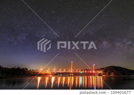 瀨戶內春天的星景:小島大橋和夏季三角區 瀨戶內春天的星景:小島大橋和夏季三角區 109401677