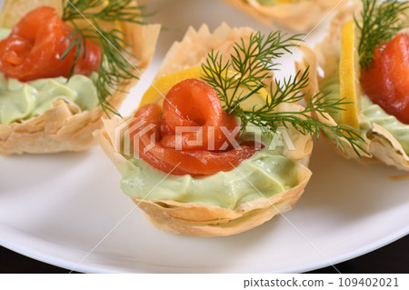 Filo dough baskets with avocado pate and salmon 109402021