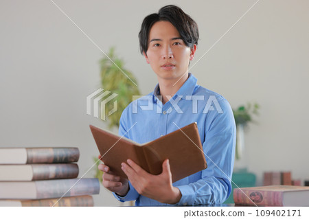 考古學家_大學教授_打開古代文獻_看相機1 考古學家_大學教授_打開古代文獻_看相機1 109402171