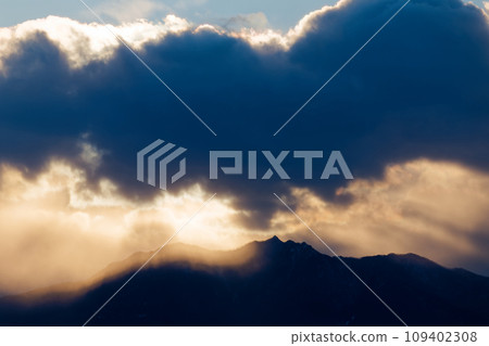 傍晚的日高山 傍晚的日高山 109402308