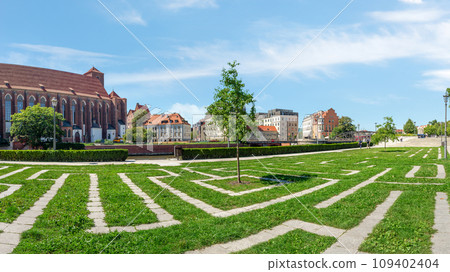 Grass maze in Wroclaw 109402404