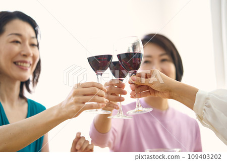 3 名女性的家庭聚會 109403202