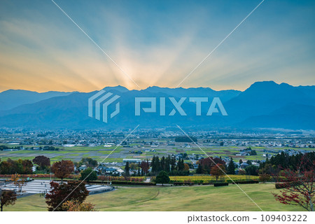 夕陽餘暉和北阿爾卑斯山【拍攝於安曇野池田工藝公園】 109403222