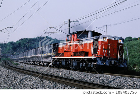 1987: Lime train pulled by DD51 running on the Sanyo Main Line 1987: Lime train pulled by DD51 running on the Sanyo Main Line 109403750