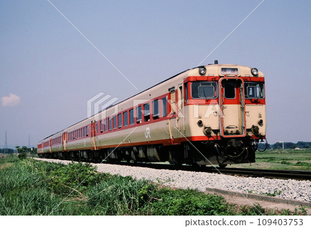 1987 Kiha 58 running near Mashita Station on the Banetsu West Line 109403753