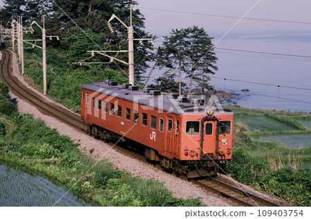 1987 Kiha 22 running near Kamihama Station on the Ou Main Line 109403754