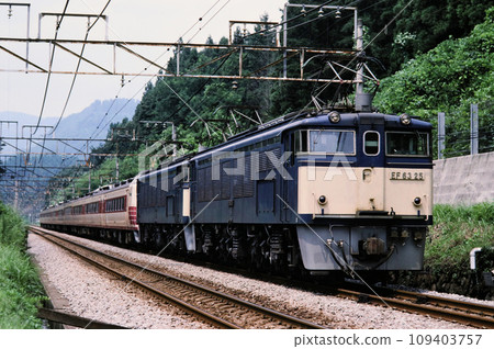 1987 Shinetsu Main Line EF63 and Limited Express Asama between Karuizawa and Yokokawa 109403757