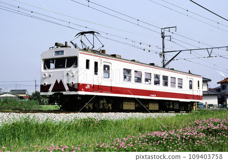 1988年，身延線源道寺站附近運行的123系列車 109403758