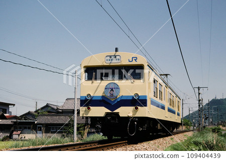 84 series train running near Bizen Kataoka Station on the Uno Line in 1988 84 series train running near Bizen Kataoka Station on the Uno Line in 1988 109404439