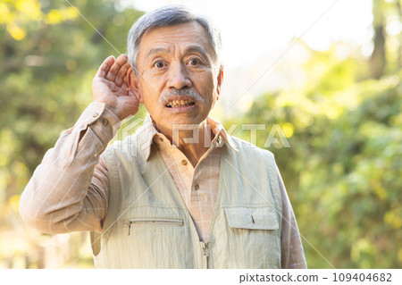 Senior men who are deaf 109404682