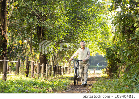 老人在公園散步 109404815