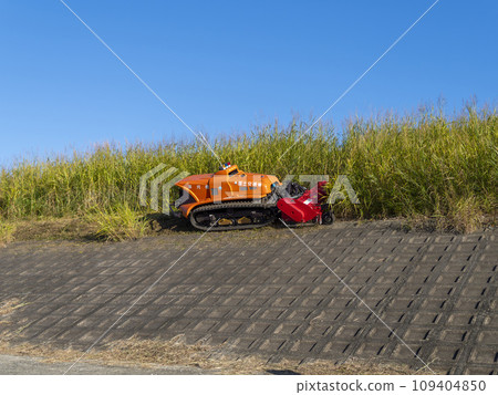 Radio-controlled mower for weeding the embankment 109404850