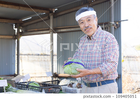 Farmer man selling vegetables from the field Farmer man selling vegetables from the field 109405051