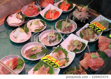 小盤上的新鮮生魚片,色彩繽紛的生魚片 小盤上的新鮮生魚片,色彩繽紛的生魚片 109405474