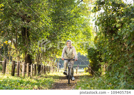 老人在公園散步 109405784