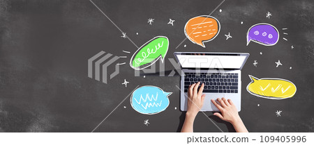 Speech bubbles and a laptop 109405996