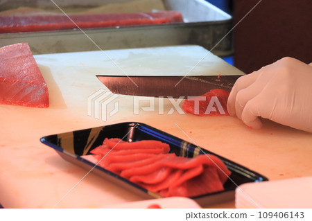 Pull tuna sashimi 109406143