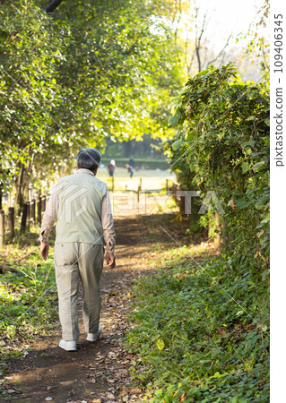 一位老人在公園散步的後視圖 109406345