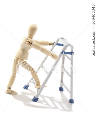 在白色背景下拍攝使用梯子工作的場景 109406349