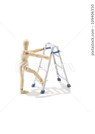 在白色背景下拍攝使用梯子工作的場景 在白色背景下拍攝使用梯子工作的場景 109406350