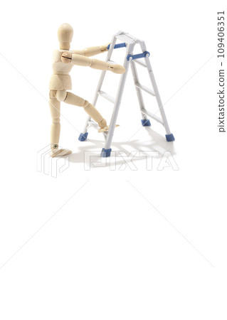 在白色背景下拍攝使用梯子工作的場景 109406351