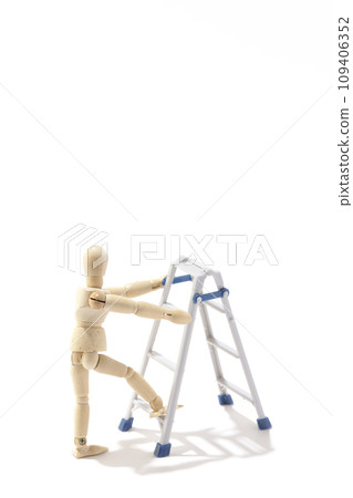 在白色背景下拍攝使用梯子工作的場景 109406352