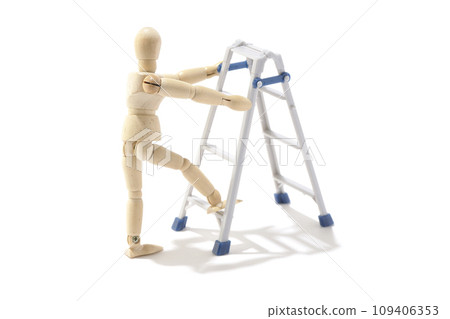 在白色背景下拍攝使用梯子工作的場景 在白色背景下拍攝使用梯子工作的場景 109406353