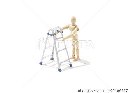 在白色背景下拍攝使用梯子工作的場景 109406367