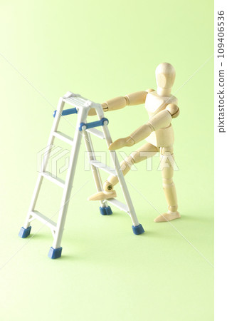 使用活梯工作的情況 使用活梯工作的情況 109406536