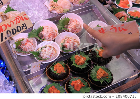 小盤新鮮生魚片,色彩繽紛的生魚片自助餐 小盤新鮮生魚片,色彩繽紛的生魚片自助餐 109406715