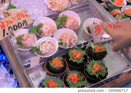 小盤新鮮生魚片,色彩繽紛的生魚片自助餐 小盤新鮮生魚片,色彩繽紛的生魚片自助餐 109406717