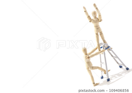 一張兩人在白色背景下使用活梯工作的照片 一張兩人在白色背景下使用活梯工作的照片 109406856