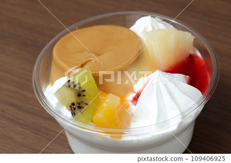 Sweets, desserts, Western sweets, pudding, fresh cream, convenience store sweets, a la mode, fruit, fruit Sweets, desserts, Western sweets, pudding, fresh cream, convenience store sweets, a la mode, fruit, fruit 109406925