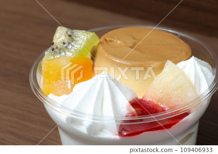 Sweets, desserts, Western sweets, pudding, fresh cream, convenience store sweets, a la mode, fruit, fruit 109406933