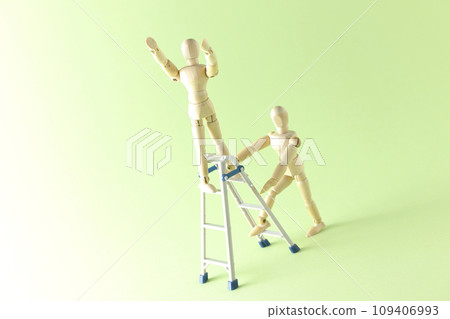 兩人一組使用活梯工作的狀況 兩人一組使用活梯工作的狀況 109406993