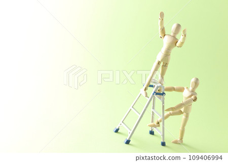 兩人一組使用活梯工作的狀況 兩人一組使用活梯工作的狀況 109406994