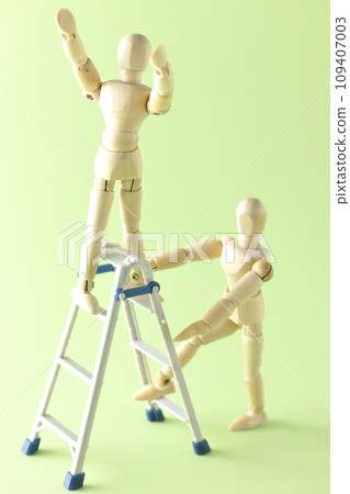 兩人一組使用活梯工作的狀況 兩人一組使用活梯工作的狀況 109407003