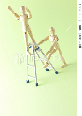 Situation where you work in pairs using a stepladder 109407004