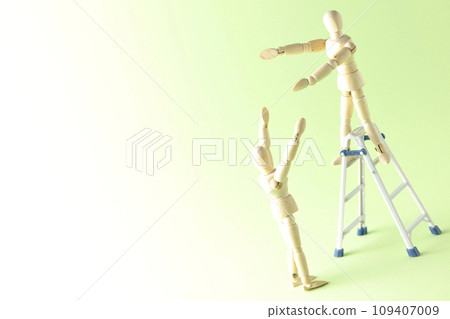 兩人一組使用活梯工作的狀況 109407009