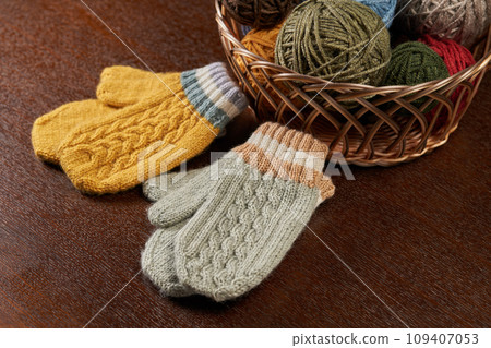 Image of knitted gloves 109407053
