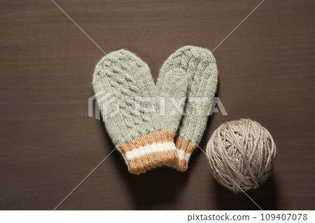 Image of knitted gloves 109407078