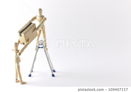 Situation where you work in pairs using a stepladder Situation where you work in pairs using a stepladder 109407157