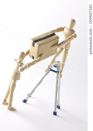 兩人一組使用活梯工作的狀況 兩人一組使用活梯工作的狀況 109407162
