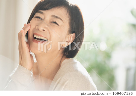 A woman in her 50s who performs skin care A woman in her 50s who performs skin care 109407186