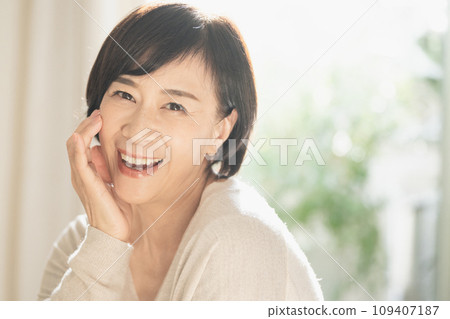 一個50多歲的女人,她進行皮膚護理 一個50多歲的女人,她進行皮膚護理 109407187