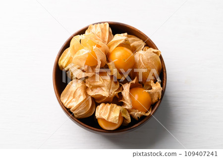 Cape gooseberry, Goldenberry or Physalis peruviana in bowl on white background, Table top view Cape gooseberry, Goldenberry or Physalis peruviana in bowl on white background, Table top view 109407241
