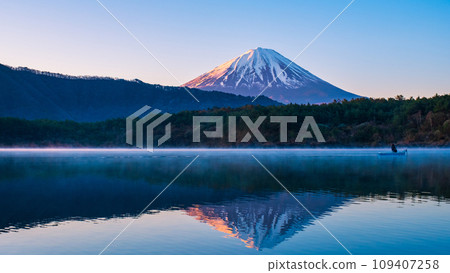 Mt. Fuji at dawn (at Lake Saiko) 109407258