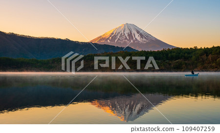 Mt. Fuji at dawn (at Lake Saiko) 109407259
