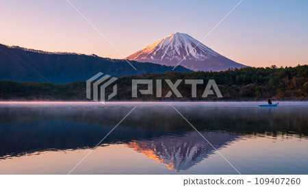 Mt. Fuji at dawn (at Lake Saiko) 109407260