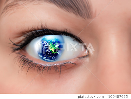 環境問題：女性、虹膜和眼睛的微距攝影，眼睛反射地球，特寫，人工智慧生成的圖像 109407635